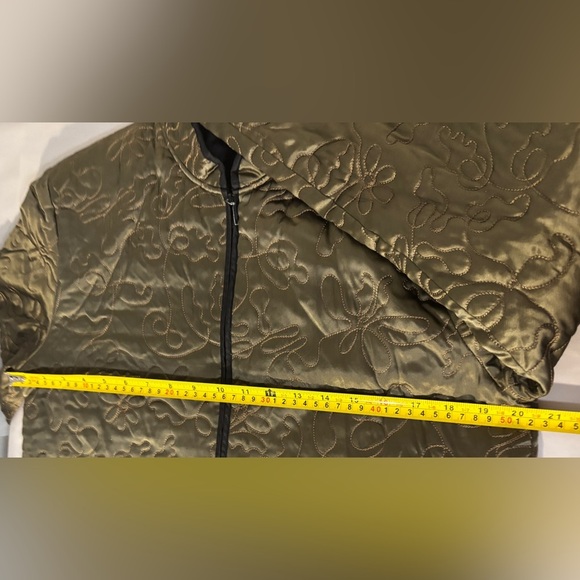 Women's 100% Silk Jacket Size M Olive Green Quilted with Gold Thread.  Lined. - Picture 6 of 10